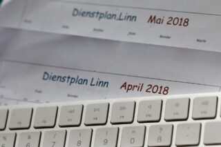 Dienstplan der außerklinischen Intensivpflege neben Tastatur